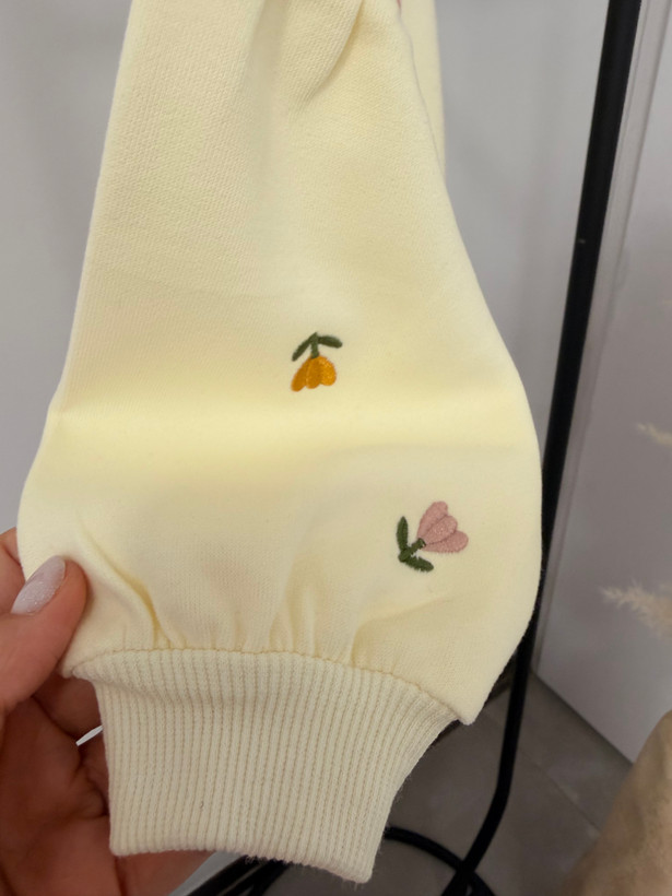 بلوز دورس دخترانه کرم با گل برجسته